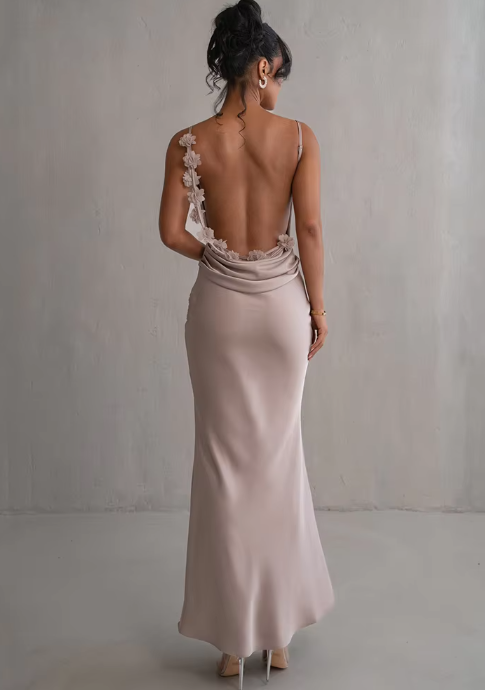 Bellaso | Modisches florales Kleid mit drapiertem Rückenausschnitt